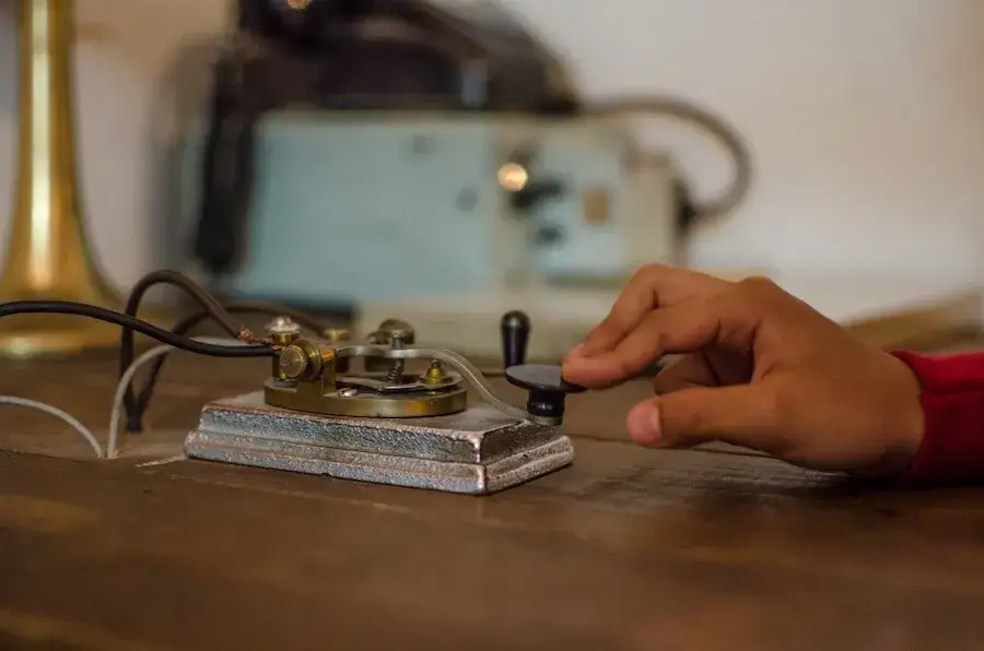 Kto wynalazł telegraf? Poznaj kluczowych wynalazców i ich osiągnięcia