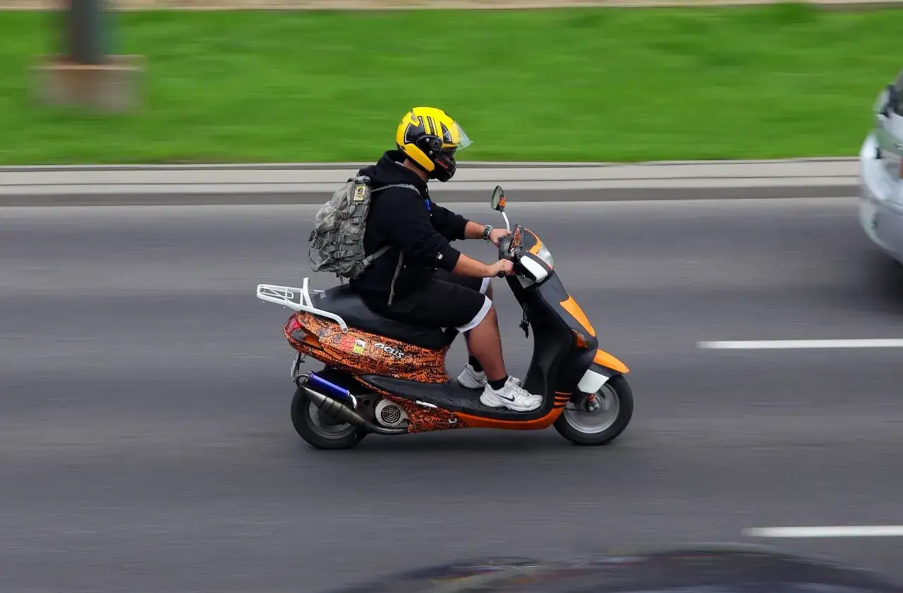 Czy nadal możesz jeździć autem na kartę motorowerową? Zobaczmy!