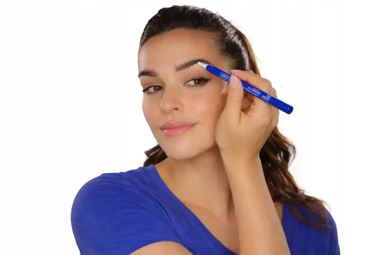 Kobieta maluje brwi niebieskim pisakiem.