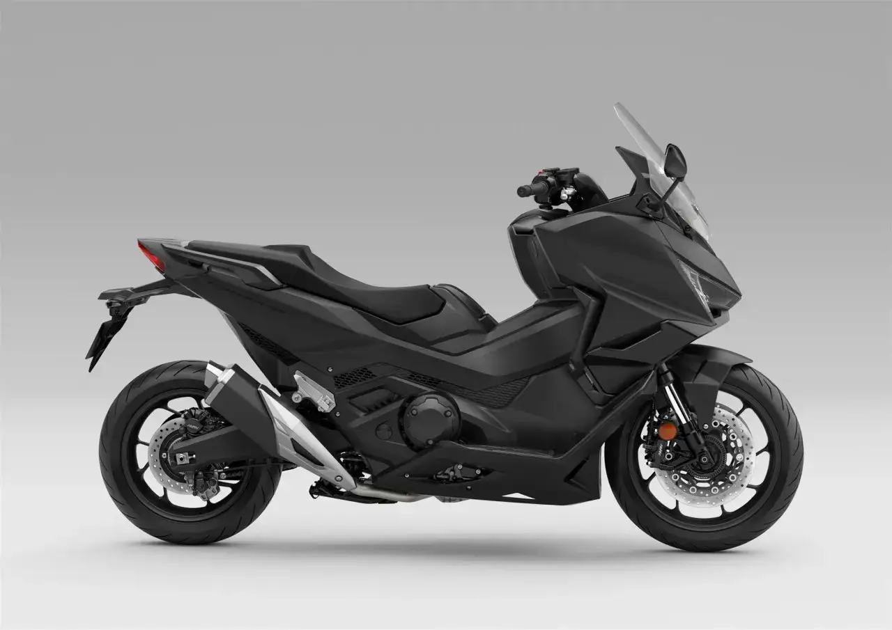 Czarny skuter Honda Forza 750, gotowy do osiągnięcia swojej maksymalnej prędkości.
