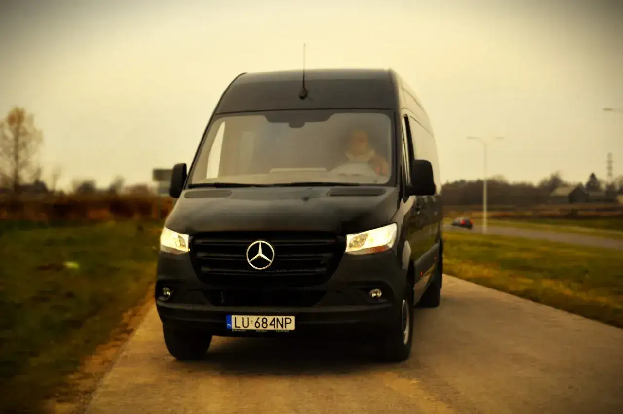 Ile jedzie bus z Krakowa do Katowic? Sprawdź czas podróży!