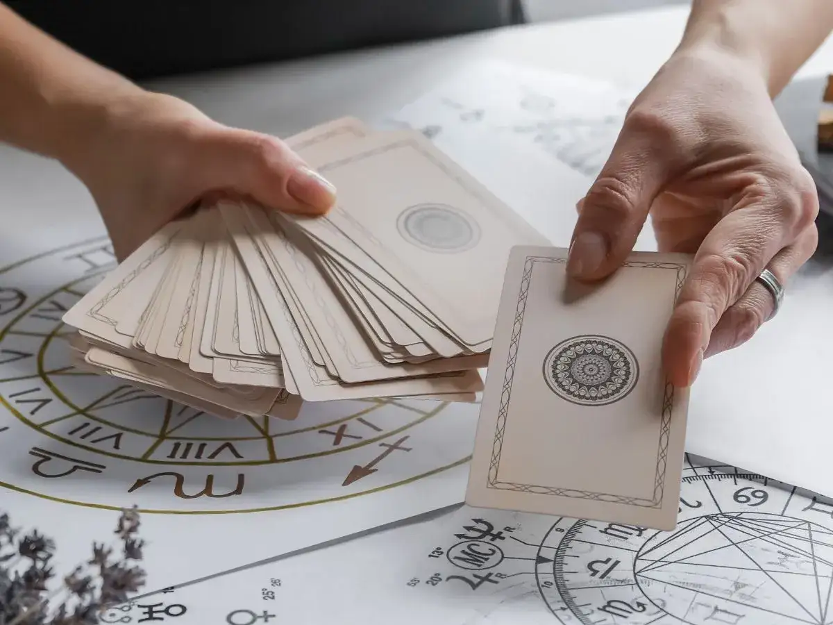 Nauka Tarota krok po kroku: Kompletny przewodnik dla początkujących