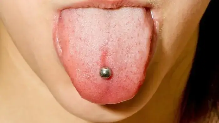 Snake eye piercing: dlaczego jest niebezpieczne i jak uniknąć powikłań