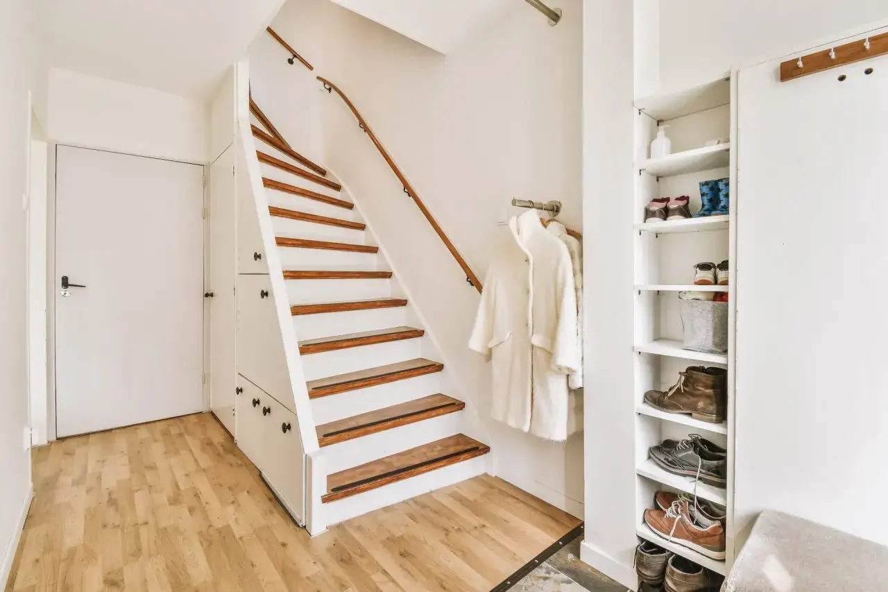 Jak zrobić szafę pod schodami, aby maksymalnie wykorzystać przestrzeń?