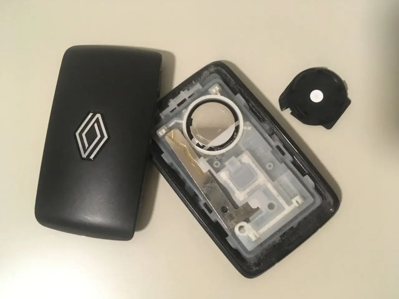 Ile kosztuje wymiana baterii w pilocie samochodowym? Sprawdź ceny i ryzyko