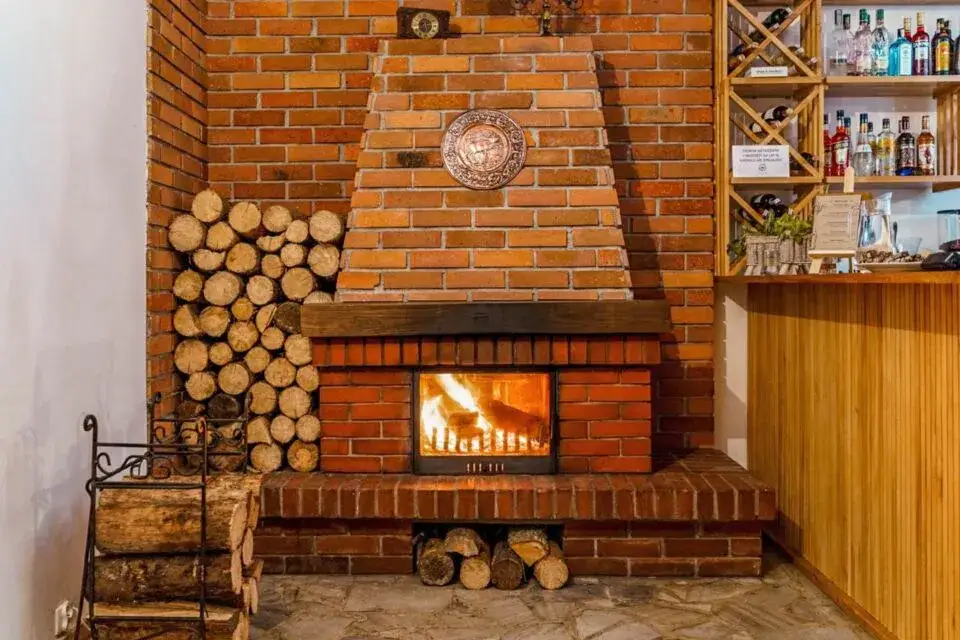 Jak zbudować kominek z cegły, aby stał się sercem Twojego domu?