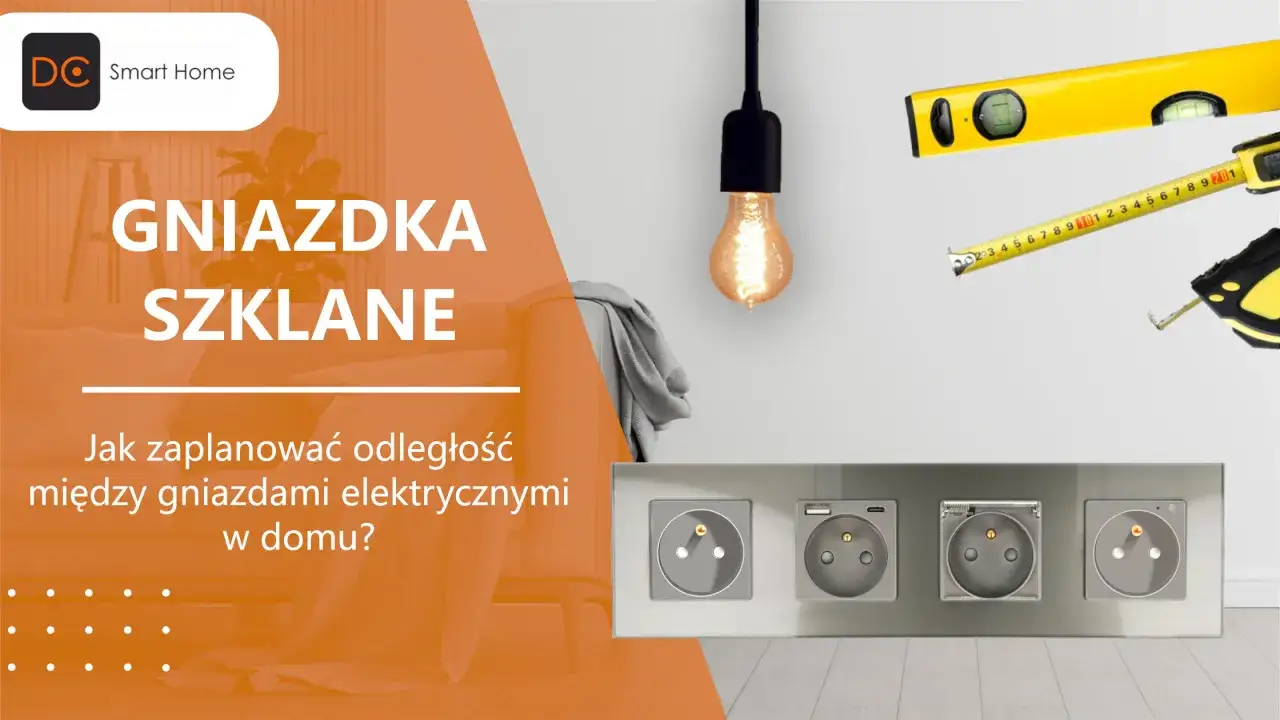 Planowanie wysokości gniazdek od podłogi. Grafika przedstawia nowoczesne gniazdka elektryczne, miarkę i poziomicę.