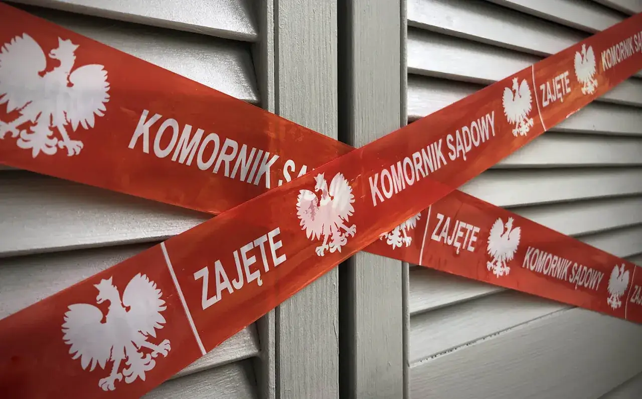 Zajęcie komornicze bez wezwania? Jak to możliwe i co robić