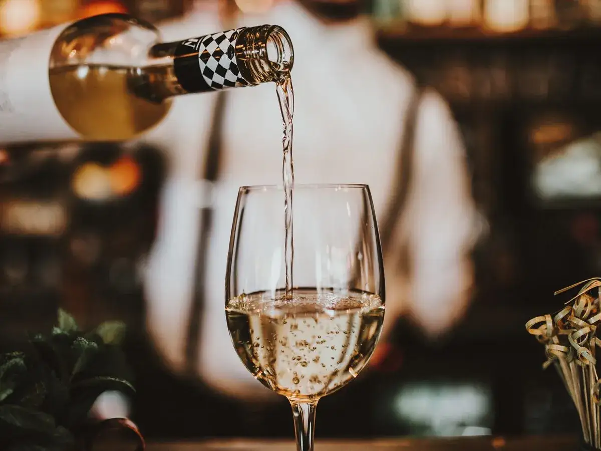 Wino bez korkociągu? 7 sprytnych trików, które musisz znać!