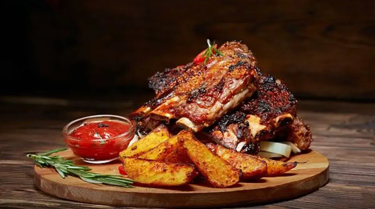 Z czym podawać żeberka na obiad, aby zaskoczyć gości smakiem