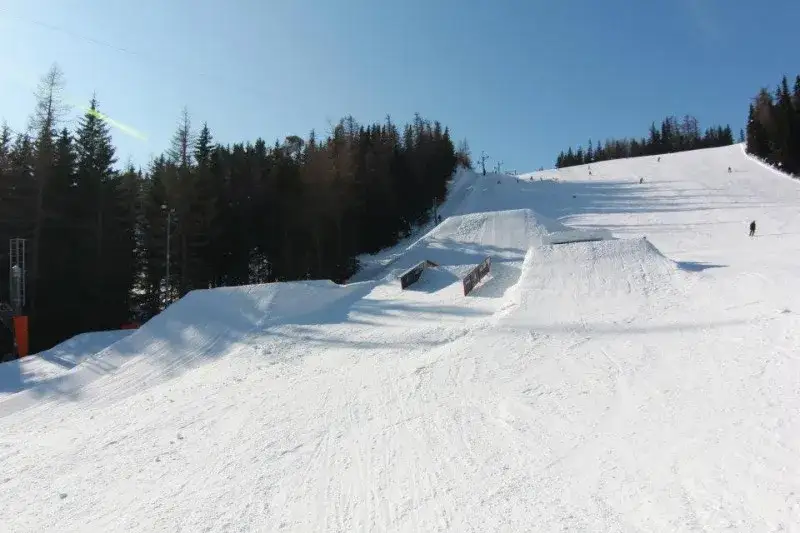Snowpark w Štrbskim Plesie: Idealne miejsce dla narciarzy i snowboardzistów