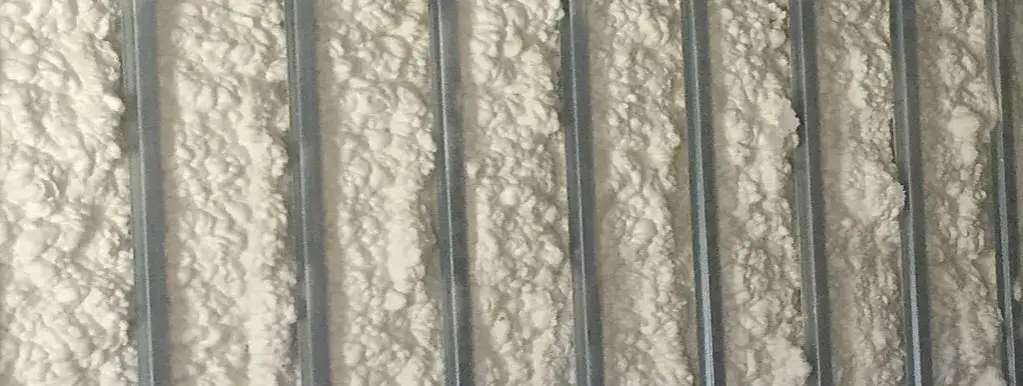 Czym pomalować piankę montażową, aby uzyskać trwały efekt?