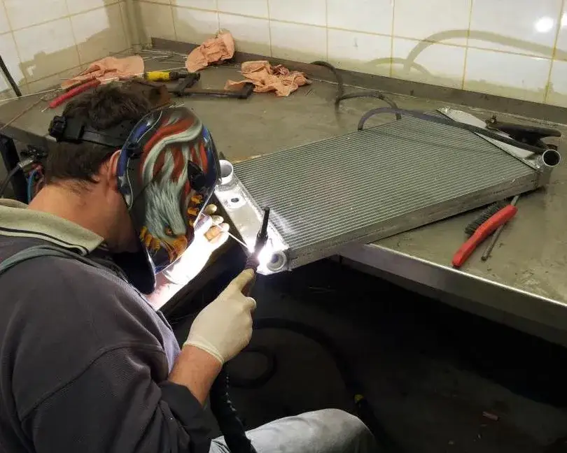 Jak naprawić chłodnicę klimatyzacji? Decyzja: naprawa czy wymiana?