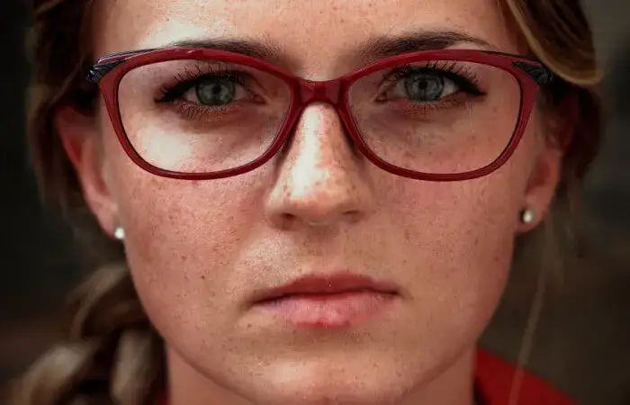 Czerwone oprawki: Kto je nosi? Dopasuj do urody i osobowości!