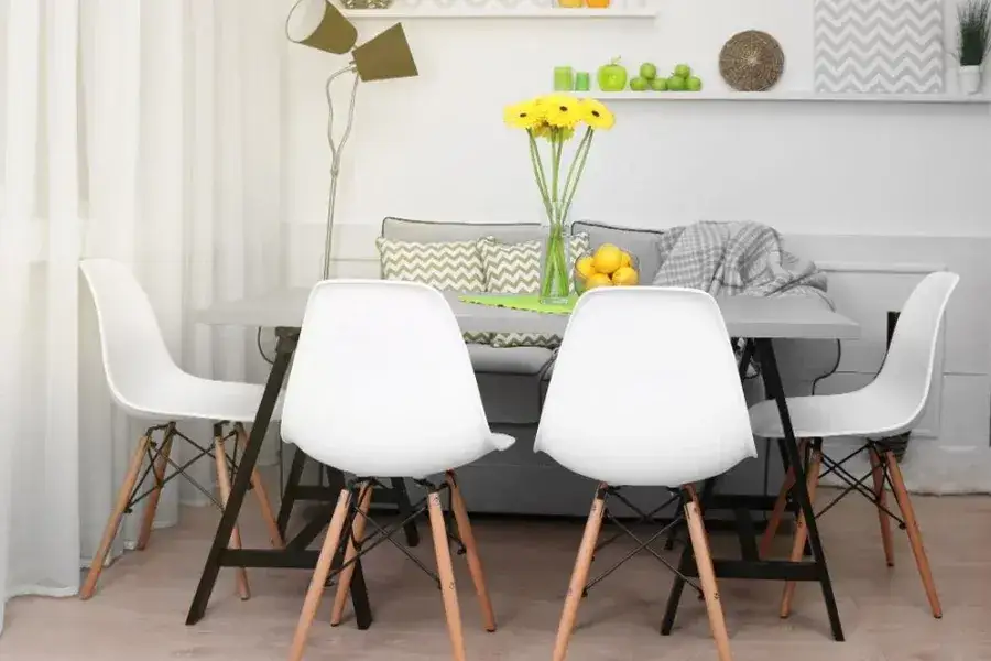 Jakie krzesła do salonu wybrać, aby uniknąć błędów w aranżacji?