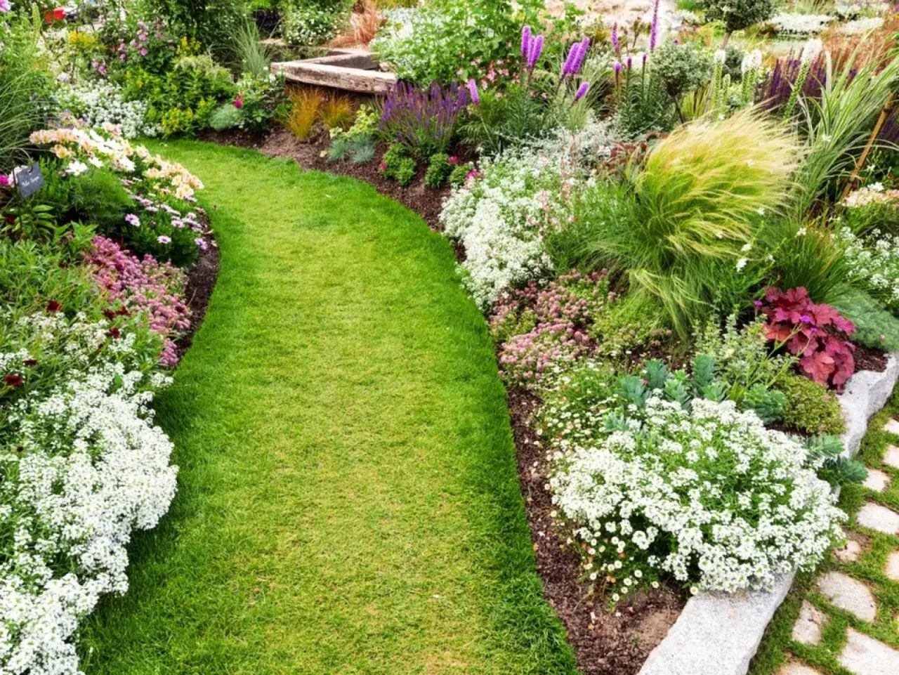 Czym ogrodzić rabaty kwiatowe, aby uniknąć kosztownych błędów?