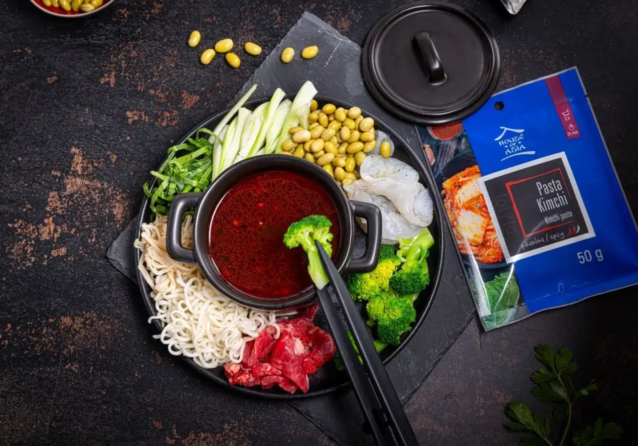 Składniki do hot pot z pastą kimchi: makaron, krewetki, wołowina, brokuły, fasolka edamame, ogórek i zielenina.