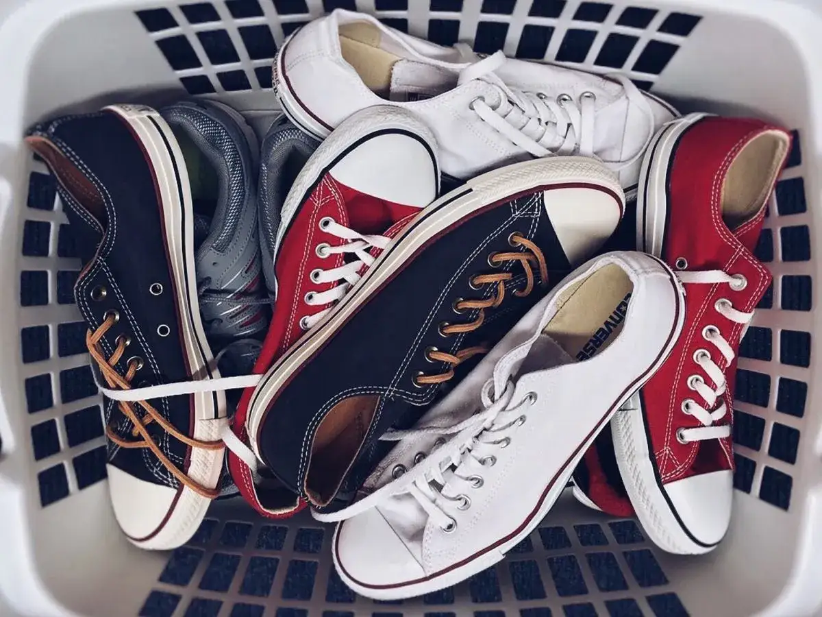 Kosz z butami Converse: czarne, białe i czerwone. Idealne do prania w pralce, by znów były jak nowe.