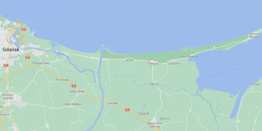 Stegna ile do morza? Sprawdź, jak blisko jest plaża i parkingi