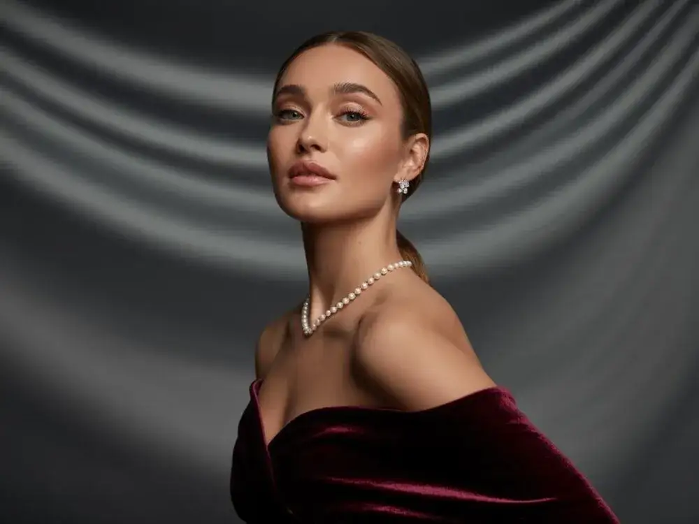 Jaka biżuteria do bordowej sukienki? 7 porad na idealny look