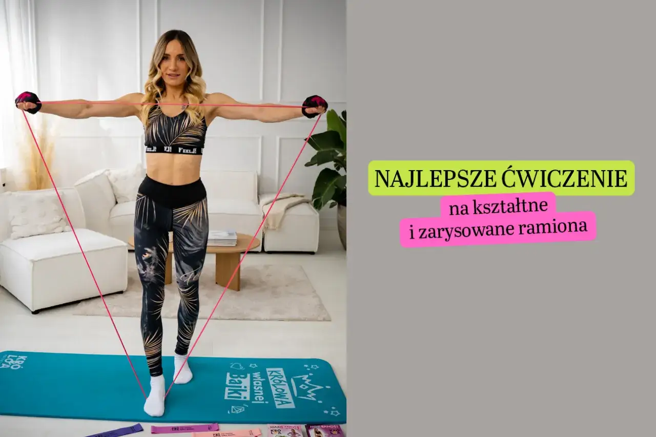 Kobieta wykonuje ćwiczenia na ręce z gumą oporową, dążąc do uzyskania kształtnych i zarysowanych ramion.