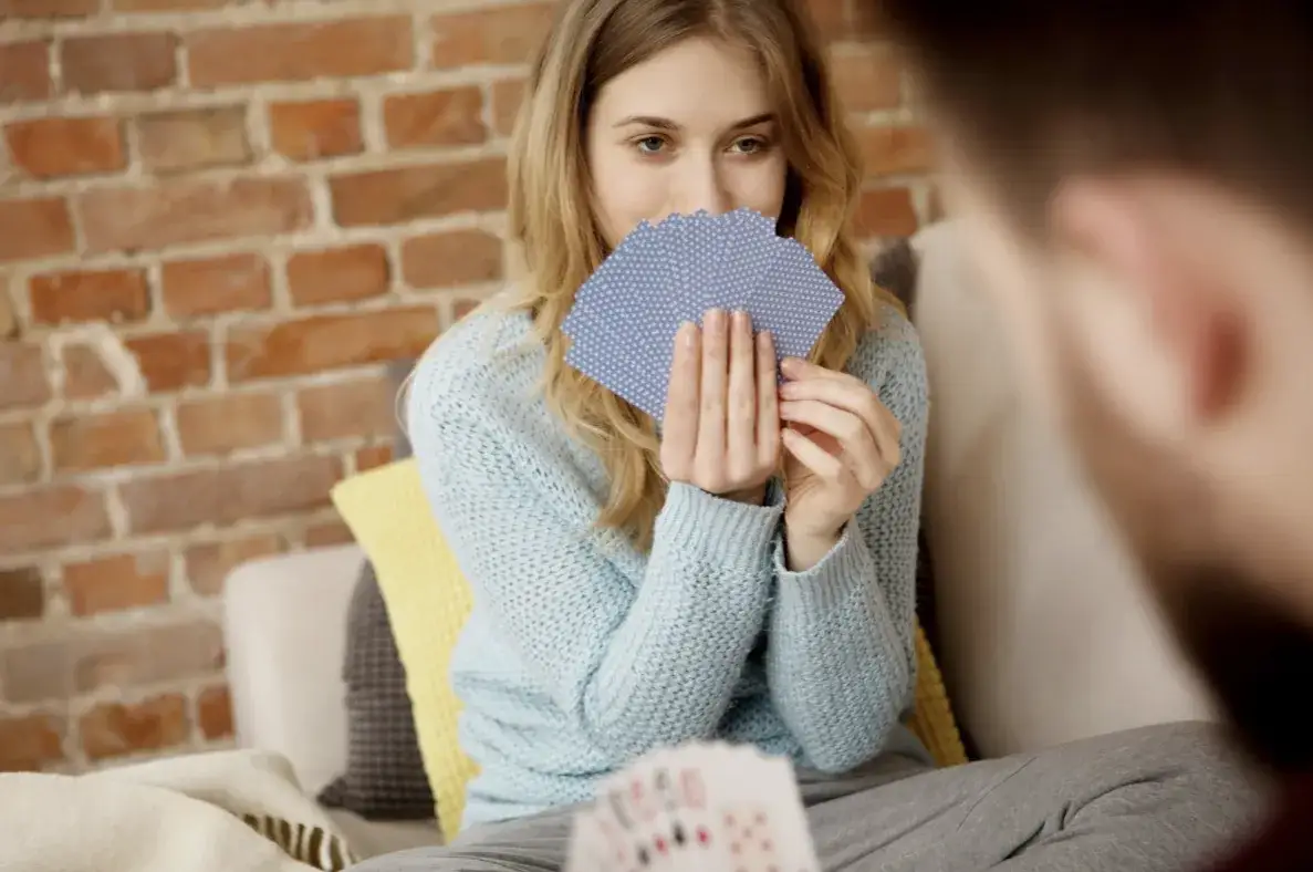 Dlaczego gry karciane stymulują rozwój intelektualny