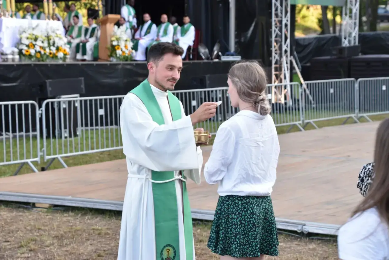 Dlaczego warto przyjmować komunię świętą? Odkryj jej prawdziwe znaczenie