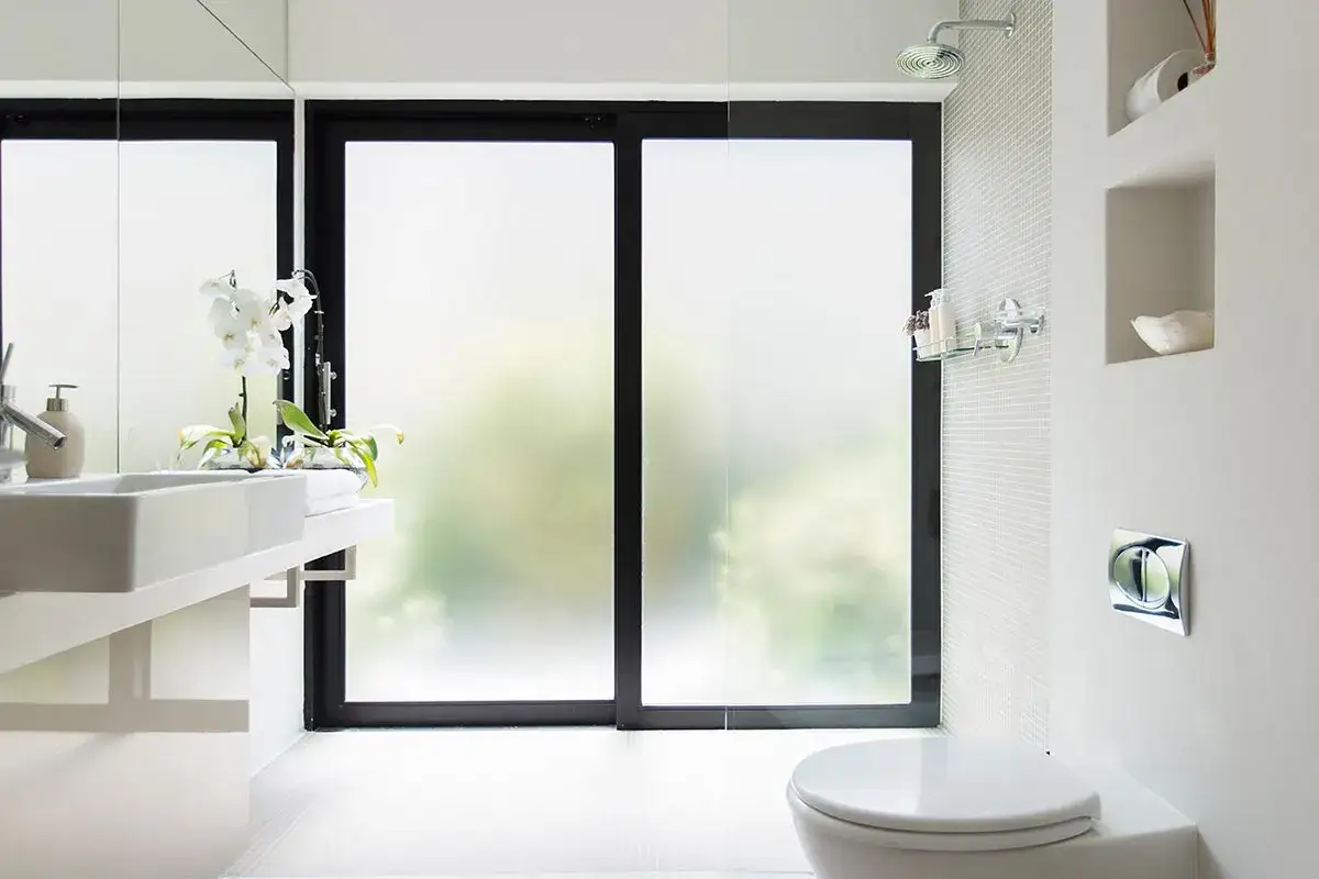 Mleczna szyba do łazienki: Funkcjonalność i estetyka w jednym