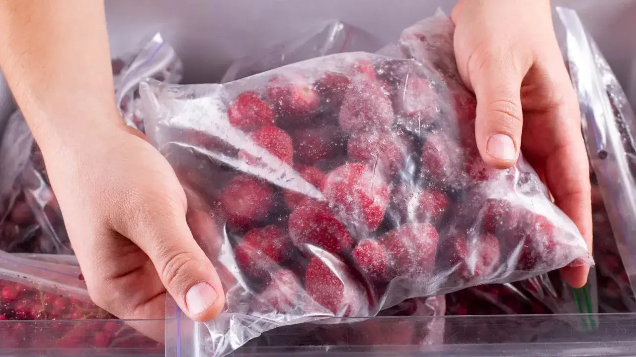 Jak mrozić truskawki w domu - najlepsze sposoby przechowywania krok po kroku