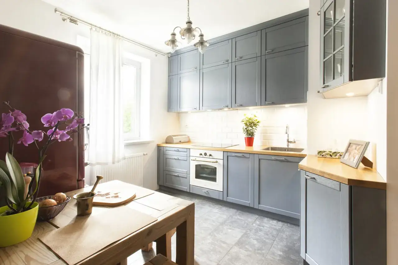 Jaki blat do szarych mebli kuchennych – idealne połączenia kolorów i materiałów