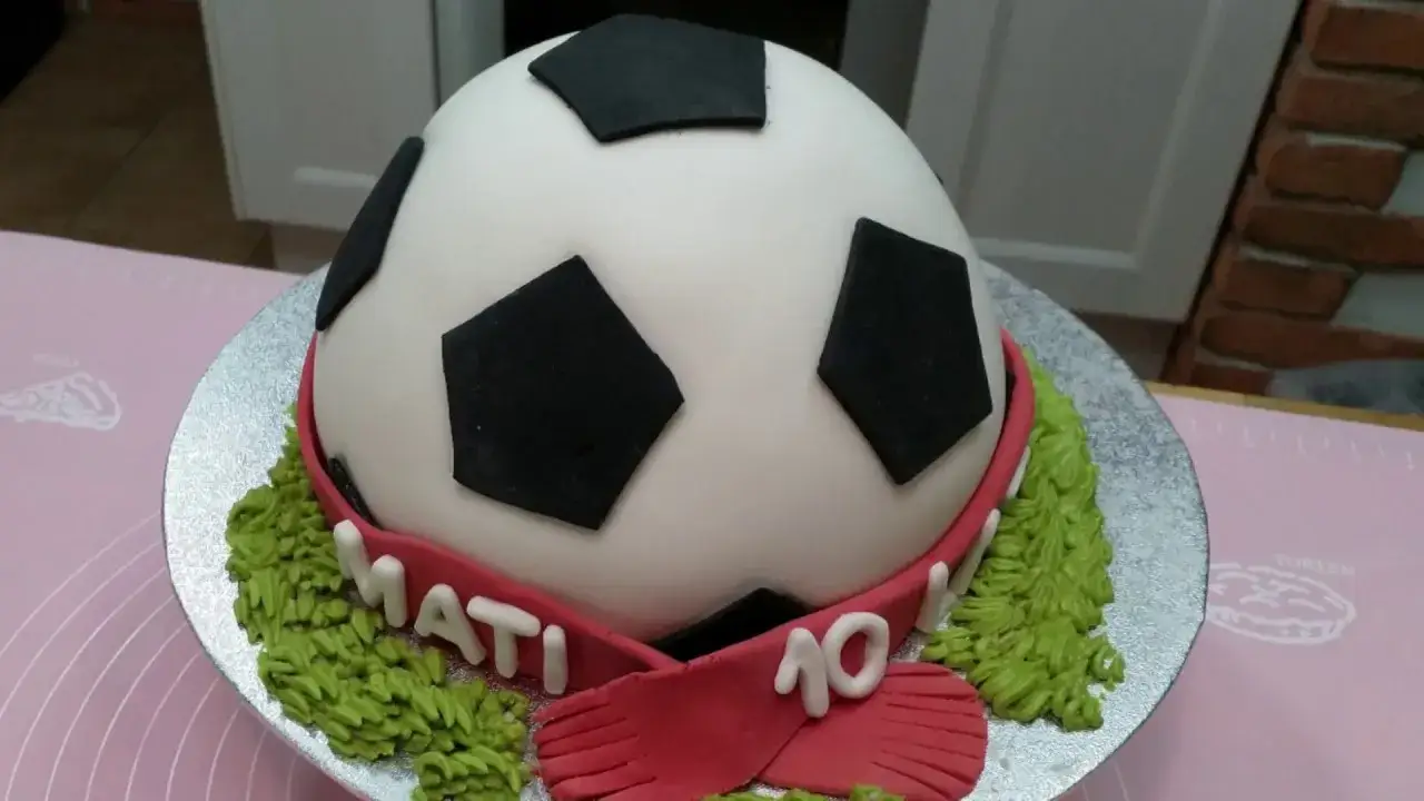 Jak zrobić tort w kształcie piłki, który zachwyci Twoich gości
