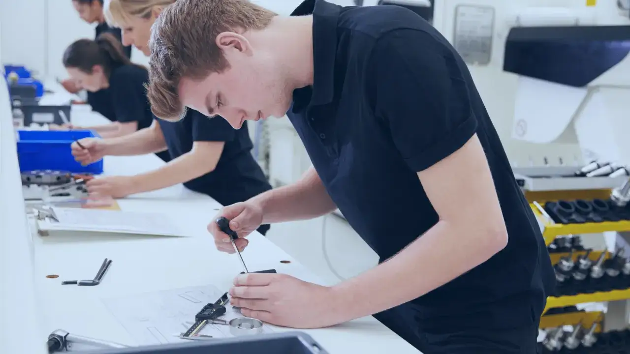 Czy pracownik młodociany może pracować w godzinach nadliczbowych? Oto prawda