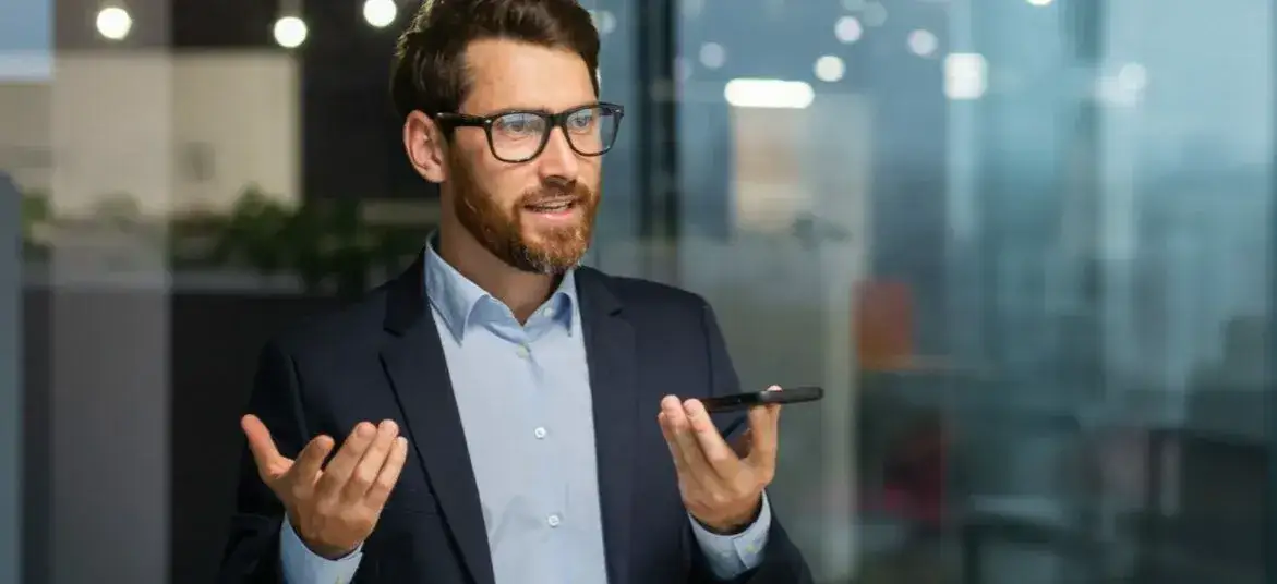 Jak mieć bardziej męski głos: 5 skutecznych technik na niższy ton głosu