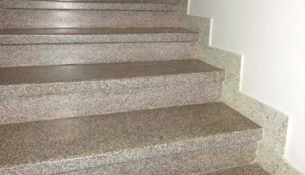 Rewelacyjny sposób na odnowienie starych schodów z lastryko bez remontu kapitalnego