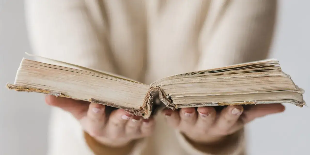 Jak skleić książkę: proste sposoby na naprawę i trwałe efekty