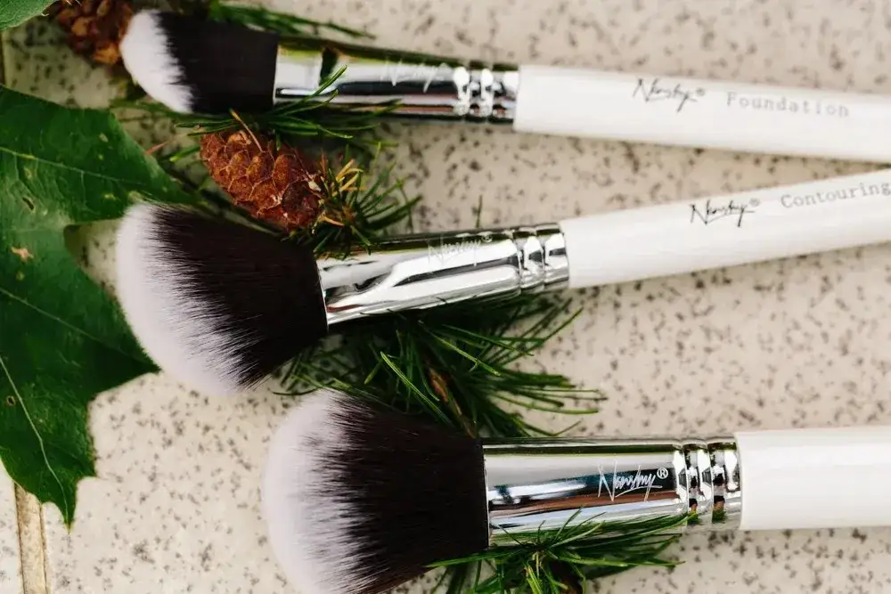 Jak zmiękczyć włosie pędzla do makijażu i poprawić jego jakość użytkową