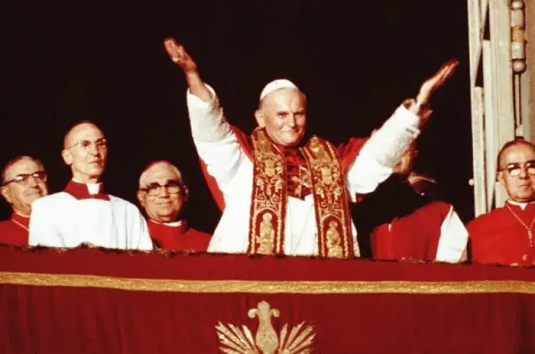 Kto może zostać papieżem i jakie kryteria decydują o wyborze?