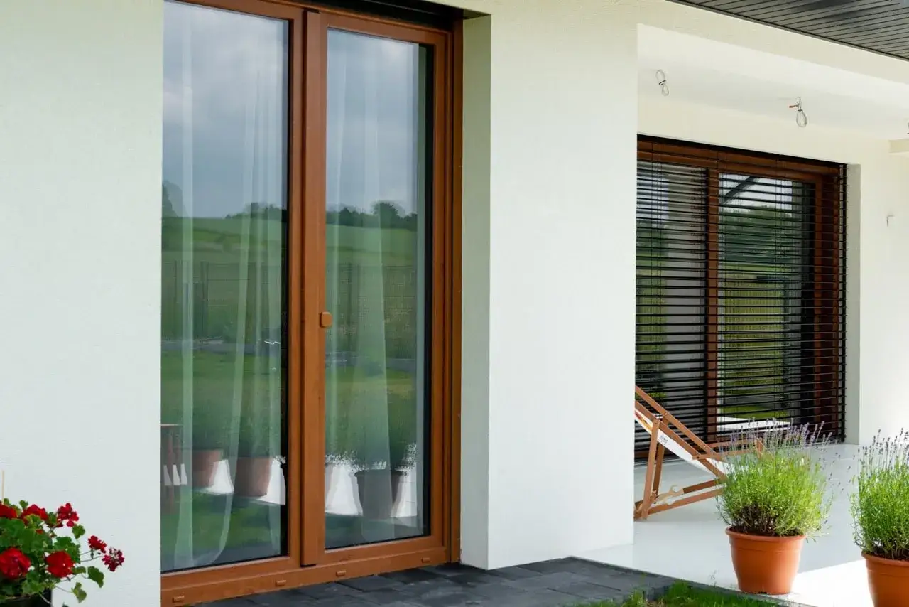 Brązowe okna w domu: Klucz do eleganckiej i przytulnej aranżacji