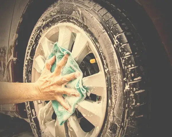 Jak dbać o felgi aluminiowe, aby uniknąć kosztownych uszkodzeń