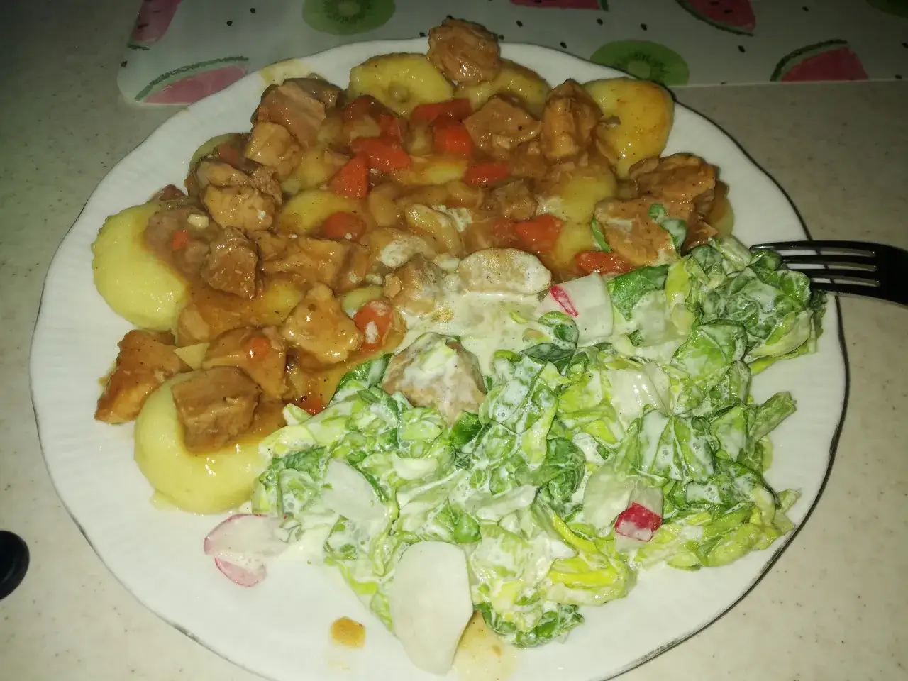 Idealne sałatki do klusek śląskich z sosem – zaskocz smakiem i wyglądem