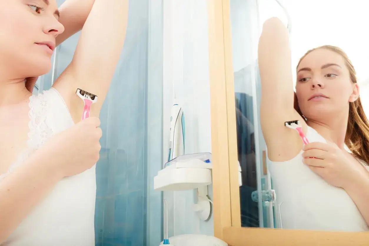 Jak się golić pod pachami bez podrażnień i z idealnym efektem