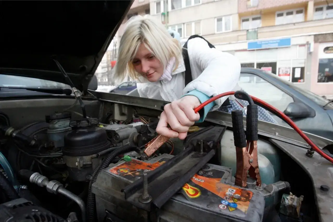 Jakie napięcie prostownika wybrać, aby nie uszkodzić akumulatora?