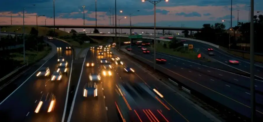 Czy można jechać z przyczepą po autostradzie? Oto ważne zasady i ograniczenia