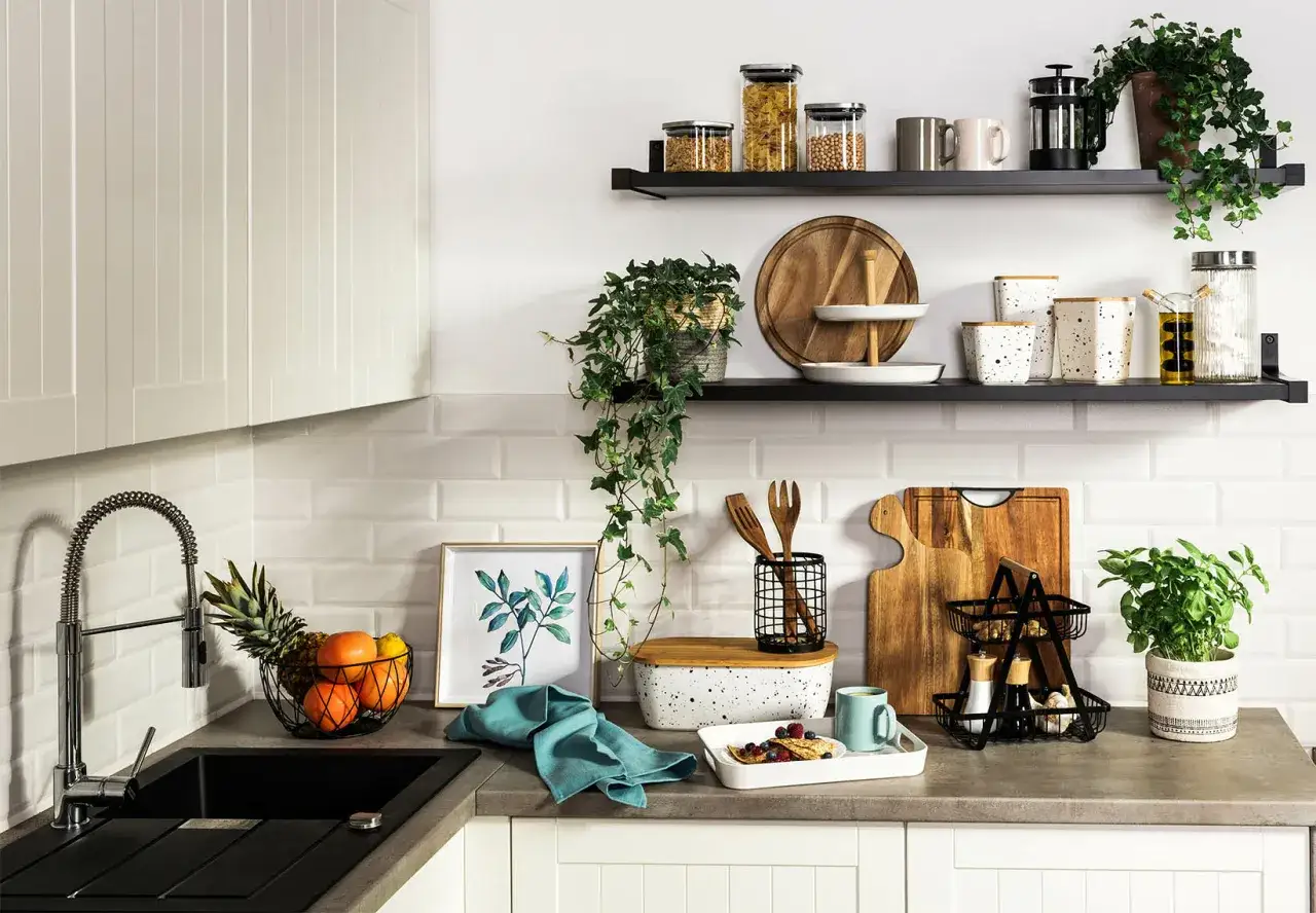 Jakie półki do kuchni wybrać, aby maksymalnie zwiększyć funkcjonalność?