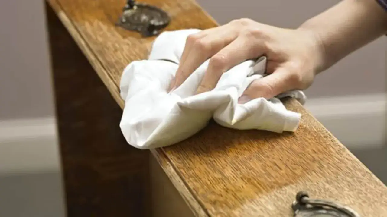 Jak skutecznie odtłuszczać drewno przed malowaniem, by uniknąć problemów?