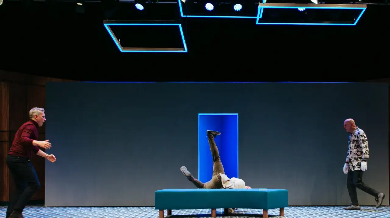 Opinie o spektaklu ART w Teatrze 6 Piętro – co mówią widzowie?