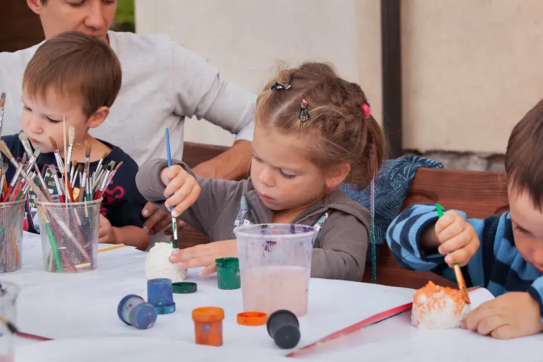 Czym malować odlewy gipsowe? Najlepsze farby i techniki malarskie