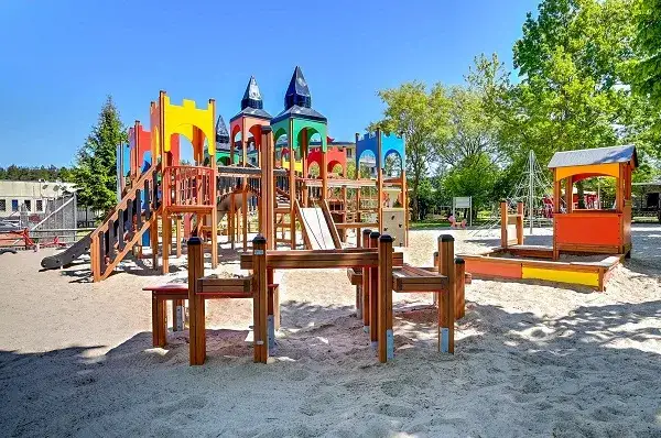 Gdzie nad Bałtyk z małym dzieckiem – najbezpieczniejsze plaże i atrakcje