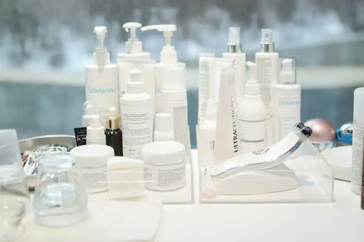 Zamienniki alkoholu etylowego w kosmetykach – dlaczego gliceryna i glikol są lepszym wyborem?