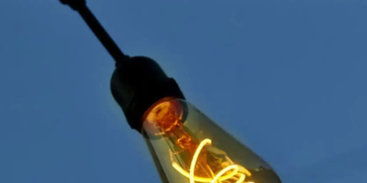 Czy kropelka przewodzi prąd? Dowiedz się, dlaczego to ważne w elektronice